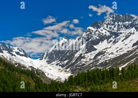 Vue de la Lötschenlücke avec un col de montagne, glacier Langgletscher Sattelhorn sommet et Schinhorn, Fafleralp, Bslatn Banque D'Images