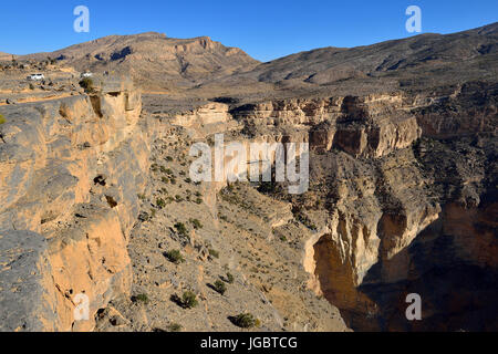 Une gorge de Wadi Nakhur vers Jabal Shams, Al Hajar al Gharbi montagnes, Dakhiliyah, Oman Banque D'Images