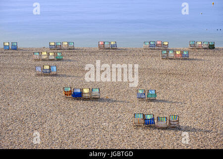 Chaises en toile colorée à la plage de galets, de la bière, de la Côte Jurassique, Devon, Angleterre, Royaume-Uni Banque D'Images