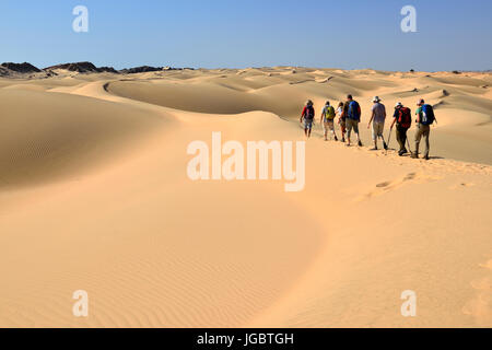 Les touristes en randonnée dans Khalut sanddunes, Al Sharqiyah, désert, Oman Banque D'Images