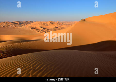 Les touristes en randonnée dans l'sanddunes, désert du Rub Al Khali, quart vide, Dhofar, Oman Banque D'Images