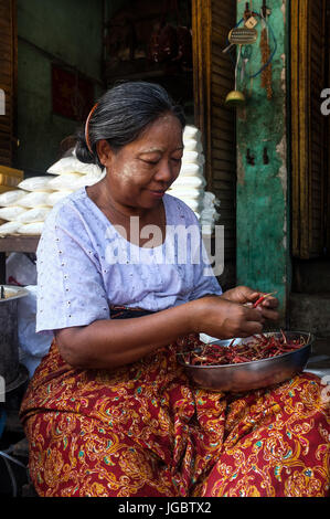 Marché des femmes à un commerçant du marché de fruits et légumes à Mandalay, Myanmar Banque D'Images