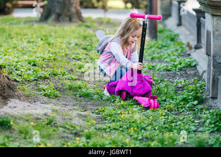 Petite fille qui marche dans le parc Banque D'Images