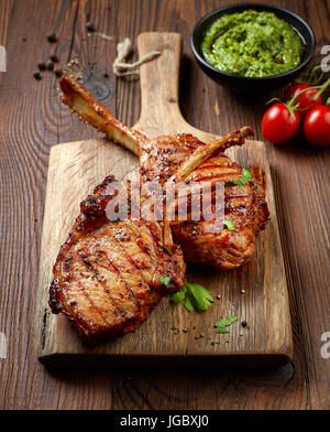 Tomahawk fraichement grillés steaks sur planche à découper en bois Banque D'Images