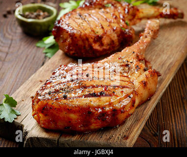 Tomahawk fraichement grillés steaks sur planche à découper en bois Banque D'Images