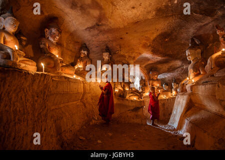 Moine novice bouddhiste priant l'intérieur Po Win Taung cave dans le nord du Myanmar - Rhône-Alpes - région - Myanmar Monywa Banque D'Images