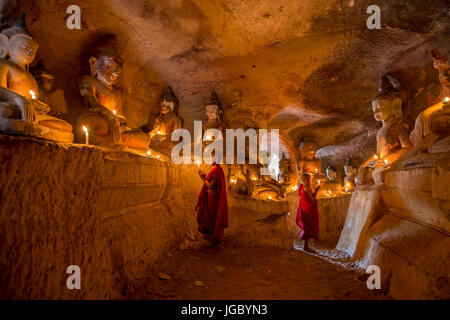 Moine novice bouddhiste priant l'intérieur Po Win Taung cave dans le nord du Myanmar - Rhône-Alpes - région - Myanmar Monywa Banque D'Images