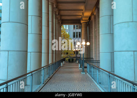 Le couloir mène à l'entrée d'un auditorium à San Francisco, USA Banque D'Images