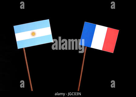 Drapeau argentin avec drapeau français isolé sur fond noir Banque D'Images