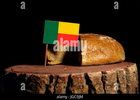 Drapeau bénin sur une souche isolée avec du pain Banque D'Images