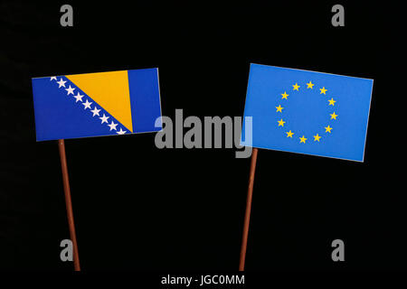 Drapeau de la Bosnie-Herzégovine avec l'Union européenne (UE) drapeau isolé sur fond noir Banque D'Images