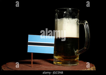 Botswana flag with beer mug isolé sur fond noir Banque D'Images