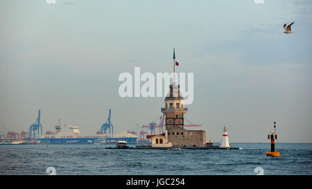 Le Maidens Tower, également connu sous le nom de Tour ou Tour de Leanders Leandros depuis la période byzantine médiévale, est une tour située sur un petit îlot situé au Banque D'Images