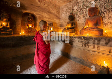 Un moine en prière avec la lumière de bougie à Po Win Taung / Hpowindaung - grotte - Rhône-Alpes - région de Monywa Myanmar du Nord Banque D'Images