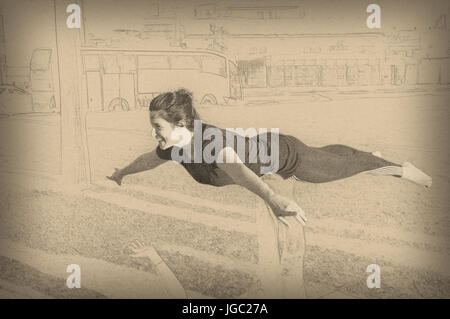 Femme est équilibrée sur les pieds lors d'une session pratique de yoga Acro. Amélioration de l'image numérique Banque D'Images