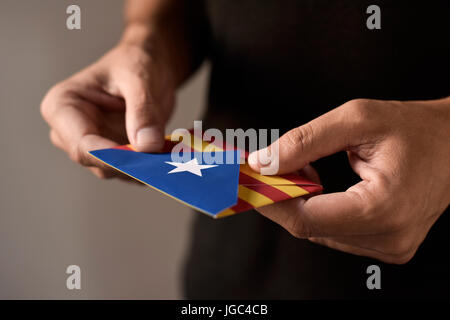 Libre d'un jeune homme avec une enveloppe à motifs de l'Estelada, le drapeau indépendantiste catalan, représentant le référendum sur l'indépendance catalane Banque D'Images