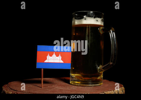 Drapeau cambodgien with beer mug isolé sur fond noir Banque D'Images