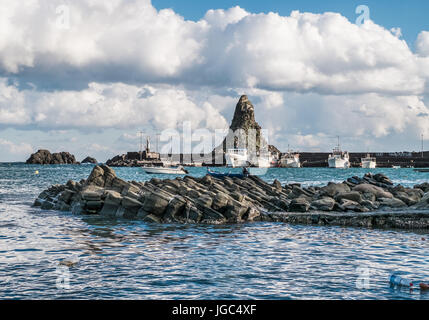 Un Cyclope, l'île de roche basaltique fomation, viwed depuis le port de Aci Trezza, Catane, Sicile, Italie. Banque D'Images