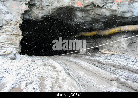 Flocons de neige voltigent dans le vent d'hiver à l'entrée d'une mine de charbon souterraine dans le Kentucky appalachien. Banque D'Images