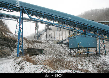 Convoyeurs à charbon des Appalaches une boisson dans le Kentucky transporter du charbon pour être traitées et expédiées pour la production d'énergie. Banque D'Images