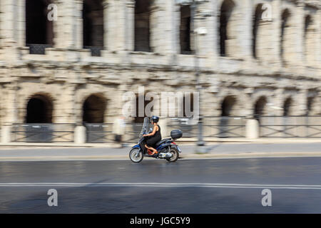 Scooter à du théâtre de Marcellus, Rome, Italie Banque D'Images