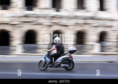 Scooter à du théâtre de Marcellus, Rome, Italie Banque D'Images