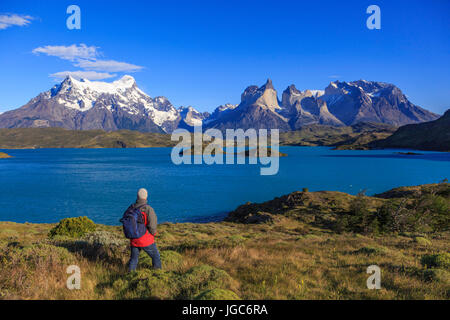 Randonneur dans le Parc National Torres del Paine, Patagonie, Chili Banque D'Images