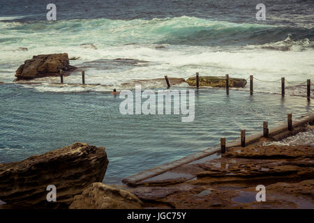 L'homme regardant l'océan, Mahon, piscine, banlieue Est de Randwick, Sydney, NSW, Australie Banque D'Images