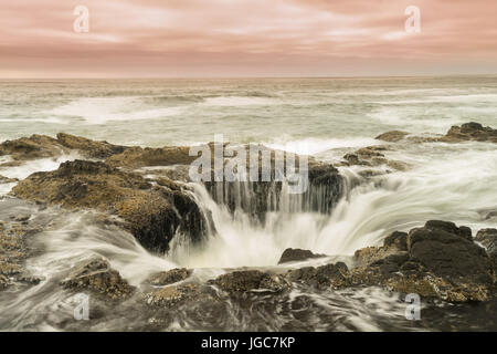 Thor's bien sur Cape Perpetua le long de la côte de l'Oregon. Banque D'Images