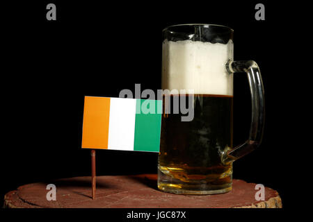 Côte d'Ivoire drapeau avec beer mug isolé sur fond noir Banque D'Images