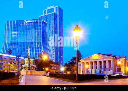 Le centre de Batumi, avec la Fontaine de Neptune et de l'Opéra d'état de Batoumi, Batumi, Géorgie Banque D'Images