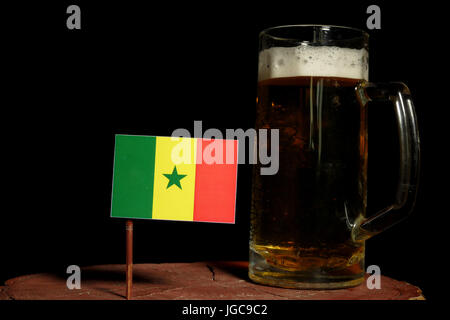 Sénégal flag with beer mug isolé sur fond noir Banque D'Images