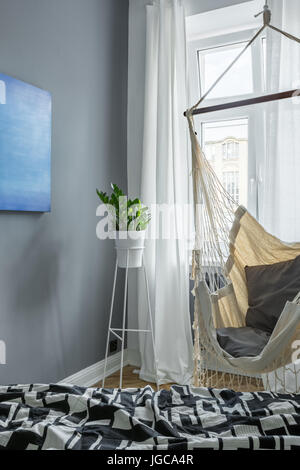 Gris, style scandinave à la chambre avec hamac, lit double et fenêtre Banque D'Images