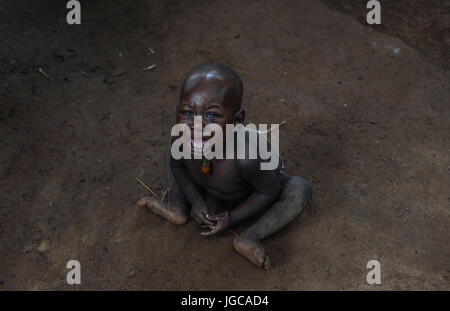 Wau, Wau, dans le sud du Soudan. 4 juillet, 2017. Les femmes et leurs bébés, déplacées de leurs foyers par les combats et beaucoup souffrent de malnutrition grave, chercher un traitement médical à l'hôpital Daniel San Berneu, géré par des religieuses salésiennes et l'Apu archidiocèse au Sud Soudan. Depuis la guerre civile a éclaté au Soudan du Sud il y a trois ans, des millions de personnes ont été déplacées, y compris les milliers de personnes qui ont cherché refuge sur le terrain de l'aide de St. Mary Cathédrale chrétienne à Wau. La ville a été attaqué par des rebelles en juin de l'année dernière, et la guerre civile en cours a gardé les gens là où ils sont, avec seulement un minimum de vivres du World Food Banque D'Images