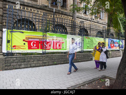 Mumbai, Maharashtra, Inde. 1er juillet 2017. 1 Juillet 2017 : Mumbai - INDE.UN TPS poster l'éducation du public sur la mise en œuvre de la TPS est mis en place au niveau du gouvernement Nouveau Custom House à Mumbai.La nouvelle taxe TPS, conçu pour remplacer le labyrinthe de l'Inde de prélèvements divers trouvés dans le états du pays avec un système uniforme et d'unir l'Inde dans un marché unique, a été lancé par le premier ministre du pays Narendra Modi dans une session spéciale du parlement à New Delhi, sur le coup de minuit, le 30 juin 2017. Credit : Subhash Sharma/ZUMA/Alamy Fil Live News Banque D'Images