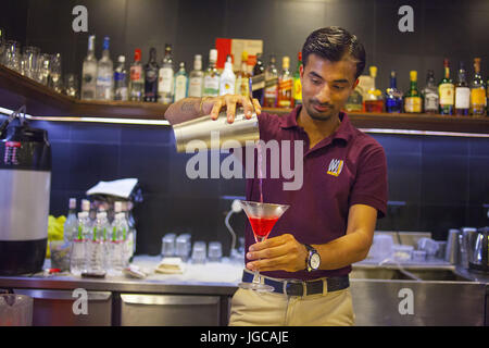 Mumbai, Maharashtra, Inde. Apr 19, 2016. Mumbai - INDE.un barman prépare des boissons dans un bar à Mumbai.Au restaurant est devenu cher.La nouvelle taxe TPS, conçu pour remplacer le labyrinthe de l'Inde de prélèvements divers trouvés dans le états du pays avec un système uniforme et d'unir l'Inde dans un marché unique, a été lancé par le premier ministre du pays Narendra Modi dans une session spéciale du parlement à New Delhi, sur le coup de minuit, le 30 juin 2017. Credit : Subhash Sharma/ZUMA/Alamy Fil Live News Banque D'Images