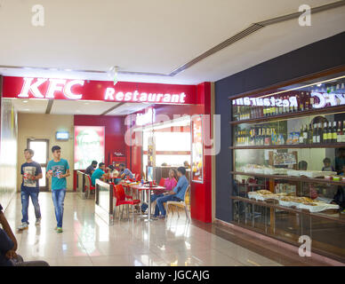 Mumbai, Maharashtra, Inde. Apr 19, 2016. Mumbai - INDE.restaurant KFC à Mumbai.La nouvelle taxe TPS, conçu pour remplacer le labyrinthe de l'Inde de prélèvements divers trouvés dans le états du pays avec un système uniforme et d'unir l'Inde dans un marché unique, a été lancé par le premier ministre du pays Narendra Modi dans une session spéciale du parlement à New Delhi, sur le coup de minuit, le 30 juin 2017. Credit : Subhash Sharma/ZUMA/Alamy Fil Live News Banque D'Images