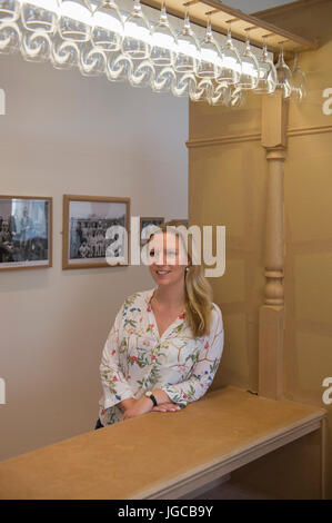 Somerset House, Londres, Royaume-Uni. 5 juillet 2017. Imaginez une société fictive inspirée de la véritable histoire de Somerset House. La Société est recréé 'club room' plante le décor d'une exposition de design unique centrée sur l'imagination, le récit et le conte. Pour l'exposition, 30 designers contemporains, des artistes et des décideurs, ont été invités à devenir le nouveau 21e siècle Membres émérite de la société de l'utilisation des objets ordinaires et créer ou contribuer à la hauteur de l'objets de la collection de la société fictive. Photo : Le Gin Club Bar. Credit : Malcolm Park editorial/Alamy Live News Banque D'Images