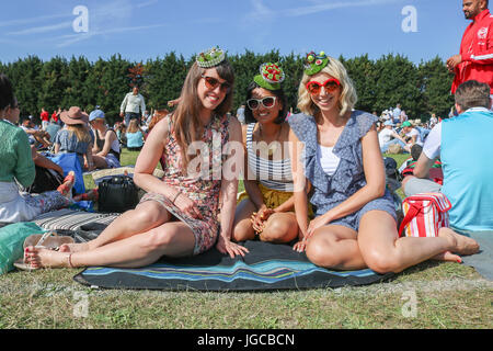 London UK. 5 juillet 2017. Attente des fans de tennis enthousiaste au soleil sur une chaude matinée torride pour Wimbledon billets Crédit : amer ghazzal/Alamy Live News Banque D'Images