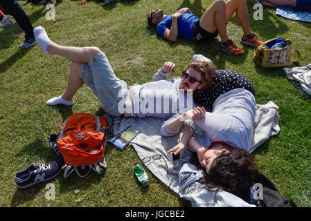 Londres, Royaume-Uni. 5 juillet, 2017. Les gens d'attente pour les billets du jour 3 des championnats de Wimbledon. Beaucoup d'amateurs de tennis ont campé la nuit à Winbledon Park pour assurer une place dans la file d'attente billets. Crédit : Stephen Chung/Alamy Live News Banque D'Images