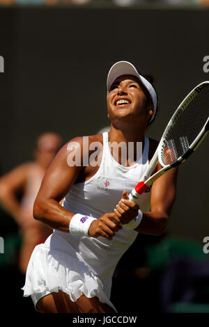 Londres, Royaume-Uni. 05 juillet, 2017. Heather Watson de Grande-bretagne en action au cours de son deuxième tour à Wimbledon contre Anastasija Sevastova de Lettonie Crédit : Adam Stoltman/Alamy Live News Banque D'Images