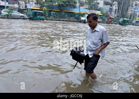 Dhaka, Bangladesh. 05 juillet, 2017. Pousser les véhicules à travers une rue inondée à Dhaka, au Bangladesh. L'empiètement des canaux est de contribuer à l'exploitation de l'eau continue dans la capitale Dhaka. Credit : SK Hasan Ali/Alamy Live News Banque D'Images