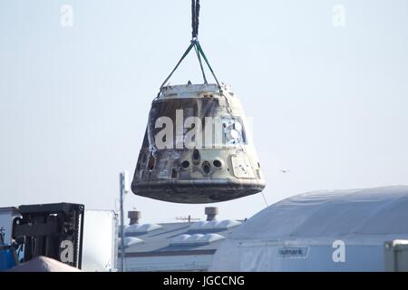 San Pedro, USA. 4 juillet, 2017. SpaceX Dragon de vaisseaux cargo est vu à San Pedro, Californie, États-Unis, le 4 juillet 2017. L'entreprise spatiale américaine SpaceX Dragon de vaisseaux cargo est revenu sur Terre à partir de la Station spatiale internationale (ISS) le lundi, le retour de la première expérience chinoise jamais de visiter le laboratoire orbital. Les engins spatiaux d'éclaboussures vers le bas dans l'océan Pacifique, à 8 h 12 HAE (1212 GMT) environ cinq heures de quitter la station spatiale. Crédit : Matt Hartman/Xinhua/Alamy Live News Banque D'Images