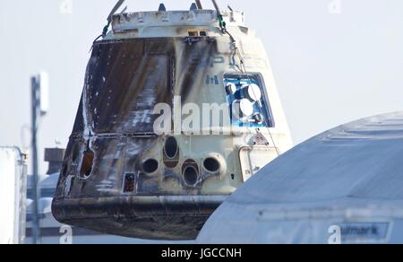 San Pedro, USA. 4 juillet, 2017. SpaceX Dragon de vaisseaux cargo est vu à San Pedro, Californie, États-Unis, le 4 juillet 2017. L'entreprise spatiale américaine SpaceX Dragon de vaisseaux cargo est revenu sur Terre à partir de la Station spatiale internationale (ISS) le lundi, le retour de la première expérience chinoise jamais de visiter le laboratoire orbital. Les engins spatiaux d'éclaboussures vers le bas dans l'océan Pacifique, à 8 h 12 HAE (1212 GMT) environ cinq heures de quitter la station spatiale. Crédit : Matt Hartman/Xinhua/Alamy Live News Banque D'Images