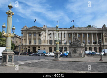 Paris, France. 5 juillet, 2017. La façade néoclassique de l'Hôtel de Crillon sur la Place de la Concorde à Paris, France, 5 juillet 2017. L'hôtel a rouvert ses portes après des travaux de rénovation d'une durée de 4 ans. Photo : Sebastian Kunigkeit/dpa/Alamy Live News Banque D'Images