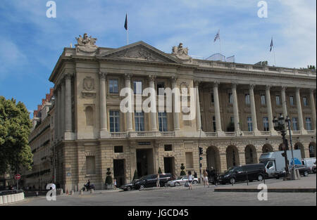 Paris, France. 5 juillet, 2017. La façade néoclassique de l'Hôtel de Crillon sur la Place de la Concorde à Paris, France, 5 juillet 2017. L'hôtel a rouvert ses portes après des travaux de rénovation d'une durée de 4 ans. Photo : Sebastian Kunigkeit/dpa/Alamy Live News Banque D'Images