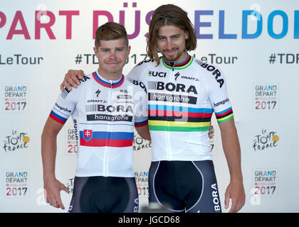 Les cyclistes slovaque Peter Sagan (R) et Juraj Sagan (Bora-Hansgrohe) posent pour un portrait à Duesseldorf, Allemagne, 29 juin 2017. Photo : Daniel Karmann/dpa Banque D'Images