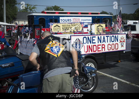 4 juillet 2017 - Marietta, GA - Parti Conservateur, religieux et historique participants à l'indépendance Day Parade à Cobb County, en Géorgie, une banlieue d'Atlanta avec une prédominance de la population républicaine. Sur la photo : un membre des Chevaliers de Colomb prépare sa moto pour la parade. Les Chevaliers de Colomb est la plus importante organisation catholique service fraternel. D'abord agissant comme une mutuelle de classe ouvrière et d'immigrants catholiques aux États-Unis, elle est devenue une société de secours mutuel dédié à fournir des services de bienfaisance, la promotion de l'éducation catholique et C Banque D'Images