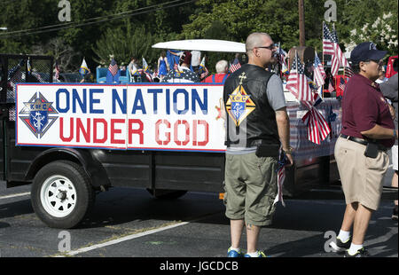 4 juillet 2017 - Marietta, GA - Parti Conservateur, religieux et historique participants à l'indépendance Day Parade à Cobb County, en Géorgie, une banlieue d'Atlanta avec une prédominance de la population républicaine. Sur la photo : un membre des Chevaliers de Colomb prépare sa moto pour la parade. Les Chevaliers de Colomb est la plus importante organisation catholique service fraternel. D'abord agissant comme une mutuelle de classe ouvrière et d'immigrants catholiques aux États-Unis, elle est devenue une société de secours mutuel dédié à fournir des services de bienfaisance, la promotion de l'éducation catholique et C Banque D'Images