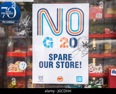 Hambourg, Allemagne. 5e juillet, 2017. Hambourg, Allemagne. 05 juillet, 2017. Une affiche disant "pas de G20. Notre magasin pièces de rechange", qui doit indiquer aucune participation au Sommet du G20, s'arrête à une boutique dans le quartier Schanzenviertel (Schanzen) à Hambourg, Allemagne, 05 juillet 2017. Le Sommet du G20 a lieu à Hambourg le 7 et 8 juillet. Dpa : Crédit photo alliance/Alamy Live News Banque D'Images